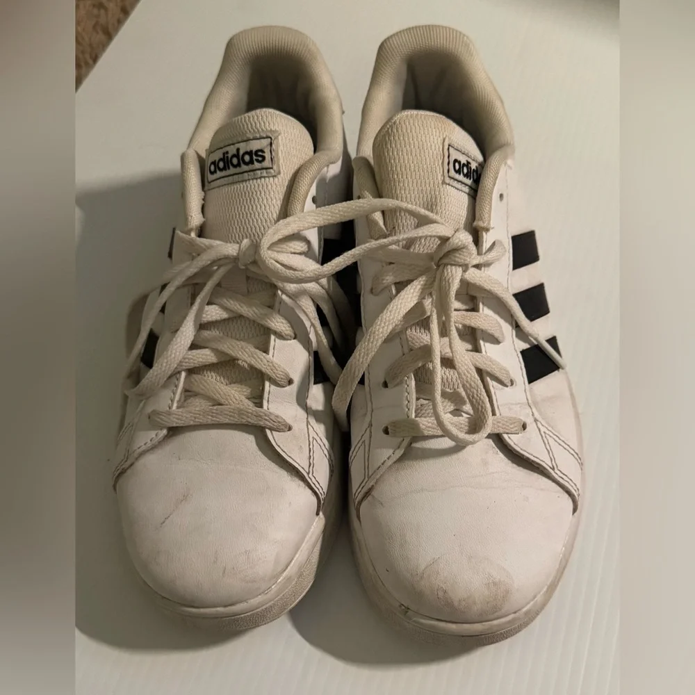 Adidas Classic White and Black Shoes Kids Size 4
